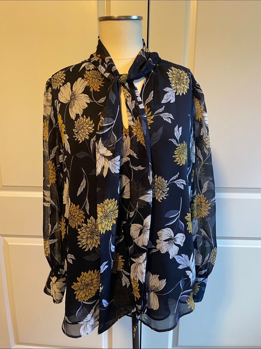 Ann Taylor Factory Navy Floral Tie-Neck Blouse Size Medium